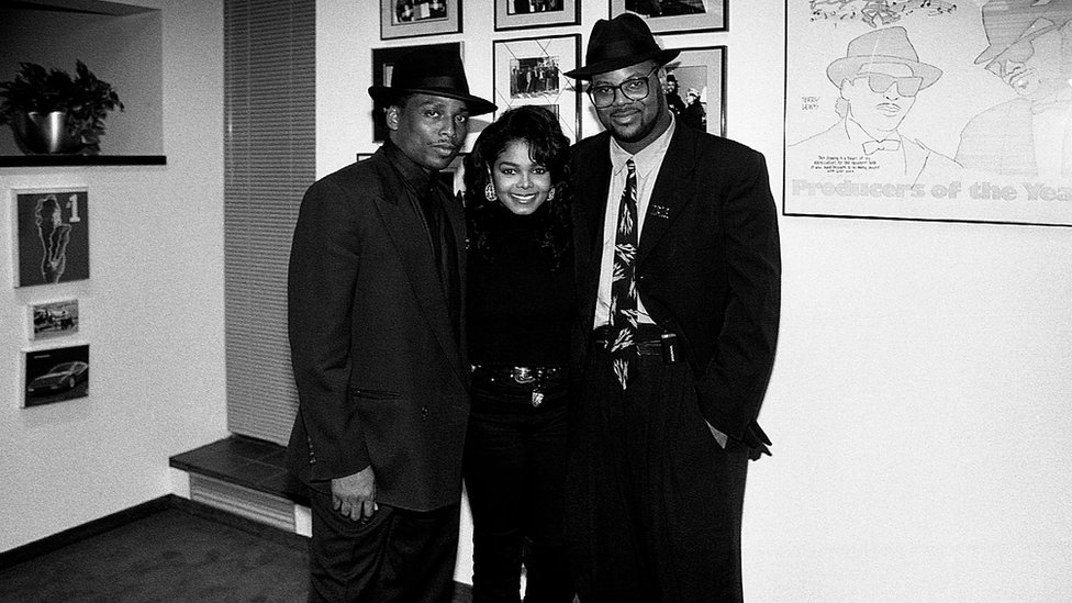 „Devojke to ne rade": Dženet Džekson o prkošenju muzičkoj industriji, seksizmu i majčinstvu 4 Dženet Džekson u studiju sa njenim koproducentima Džimijem Džemom (desno) i Terijem Luisom 1989. godine