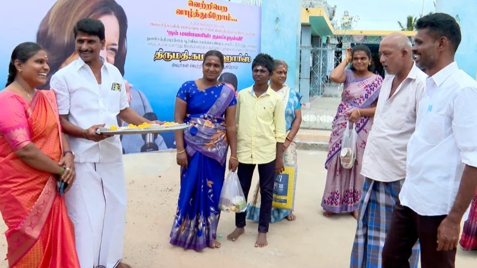 Izbori u Americi 2024: „Kamala Haris je naša", kažu meštani malog indijskog sela 2 Bilbord Kamale Haris