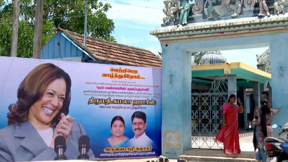 Izbori u Americi 2024: „Kamala Haris je naša", kažu meštani malog indijskog sela 1 Bilbord Kamale Haris