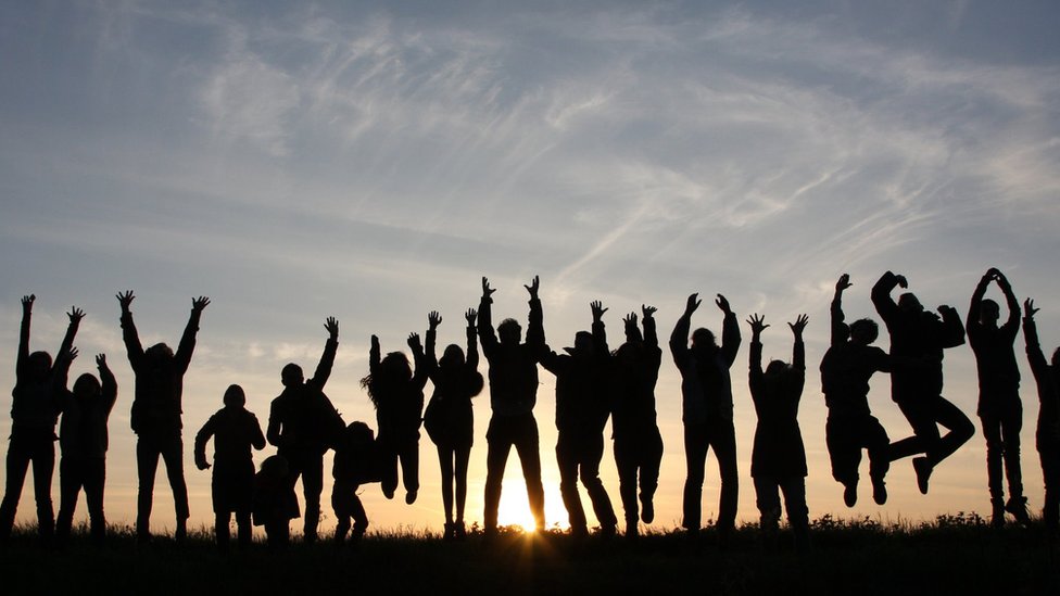 Prijateljstvo: Smanjuje li se broj bliskih ljudi kako starimo 1 Grupa ljudi skače sa uzdignutim rukama