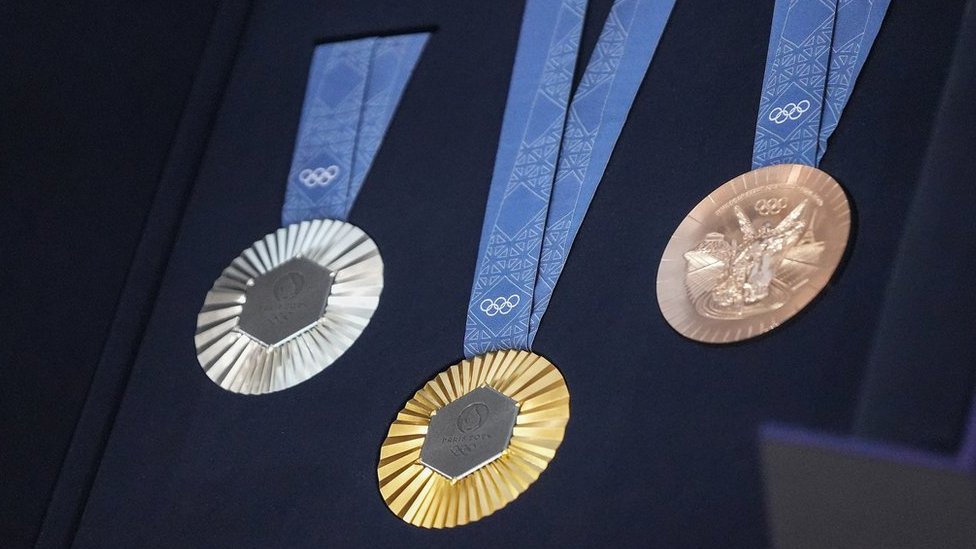 Pratite uživo ko ima osvojenih koliko medalja na Olimpijskim igrama u Parizu 1 Gold, silver and bronze Olympics medals for Paris 2024