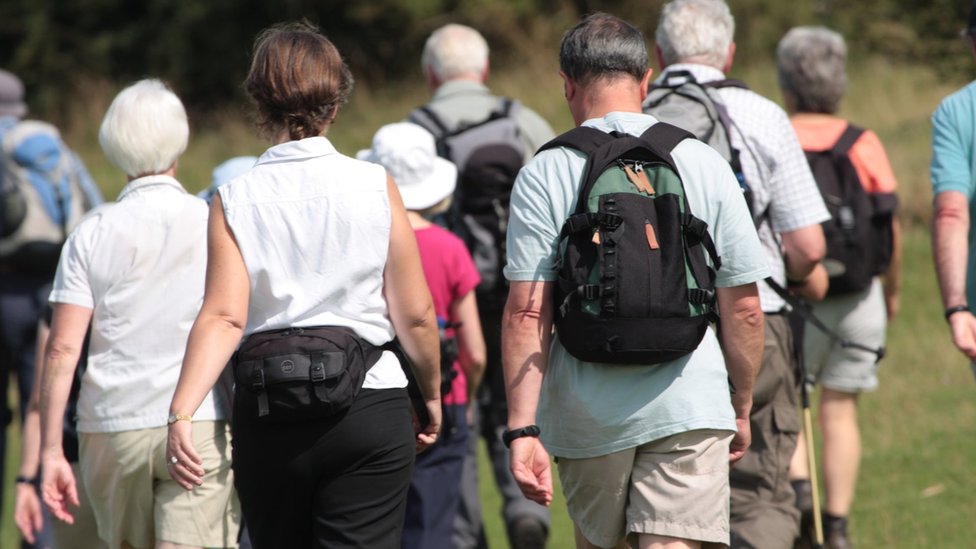 Prijateljstvo: Smanjuje li se broj bliskih ljudi kako starimo 3 Muškarci i žene hodaju snimljeni s leđa