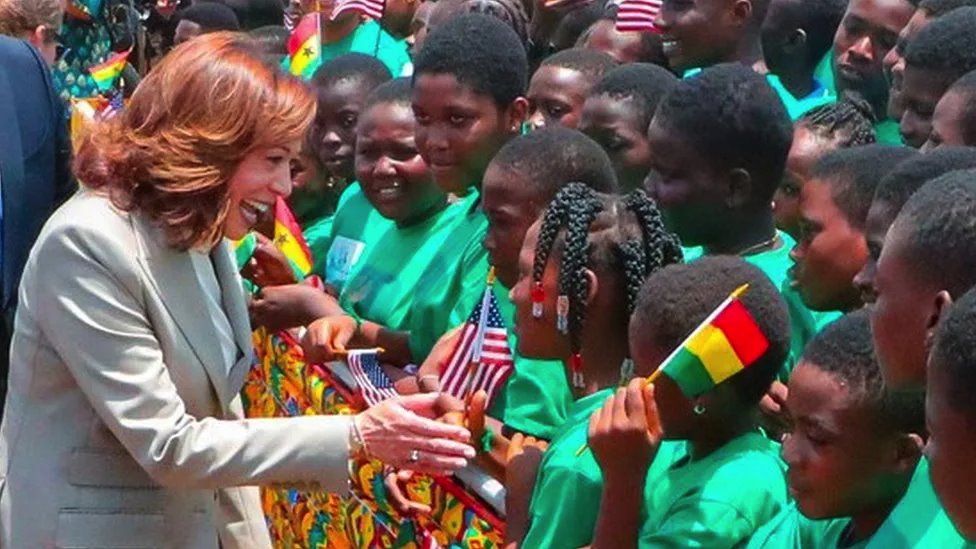 Tvrđi ton prema Izraelu i ljudska prava: Kako bi mogla da izgleda spoljna politika Kamale Haris 1 Kamala Haris sa decom u Gani u marti 2023.