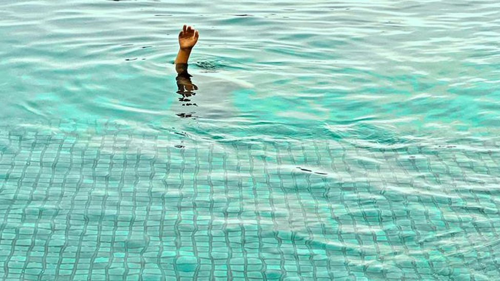 Davljenje: „Brzi i tihi ubica“ godišnje odnese 250.000 života, kako se zaštititi 4 Ruka podignuta iznad površine vode