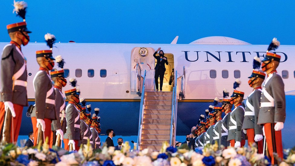 Tvrđi ton prema Izraelu i ljudska prava: Kako bi mogla da izgleda spoljna politika Kamale Haris 4 Kamala Haris maše na izlazu iz aviona na aerodromu u Gvatemali