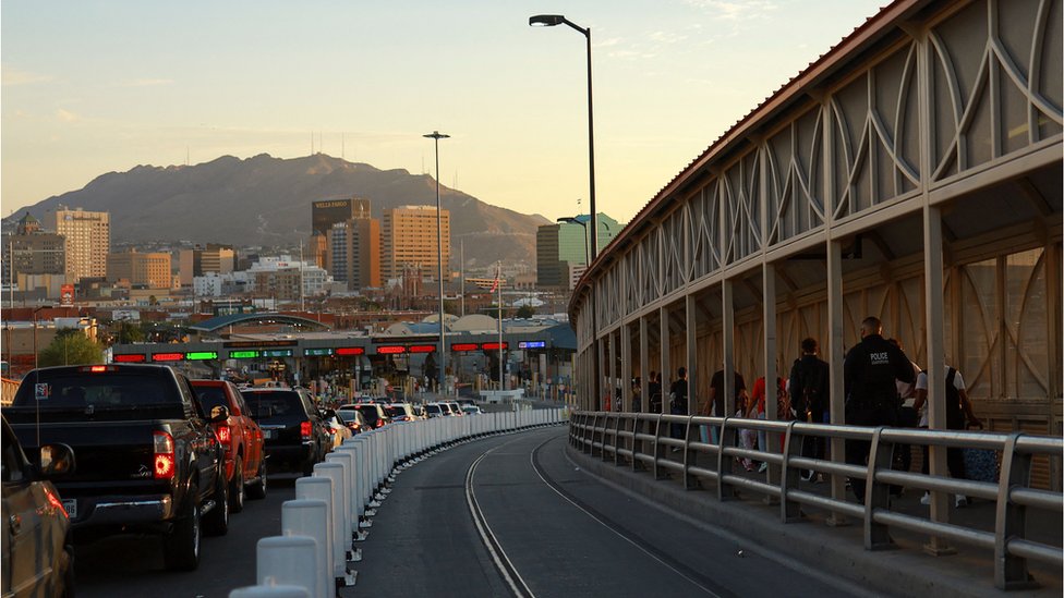 Tvrđi ton prema Izraelu i ljudska prava: Kako bi mogla da izgleda spoljna politika Kamale Haris 5 Migranti koji traže azil u SAD na putu da se sastanu sa američkim carinicima na mostu Paso del Norte Internasional