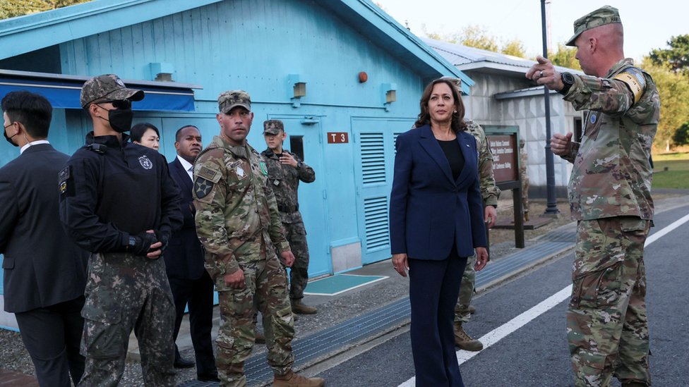 Tvrđi ton prema Izraelu i ljudska prava: Kako bi mogla da izgleda spoljna politika Kamale Haris 6 kamala Haris u demilitarizovanoj zoni između dve Koreje okružena američkim vojnicima