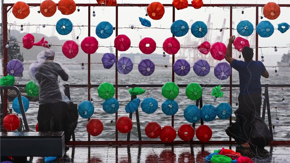 Tajfun Gaemi: Oluja stigla do Kine, potonuo naftni tanker kod Filipina 2 Radnici uklanjaju fenjere na Tajvanu pred naletom oluje