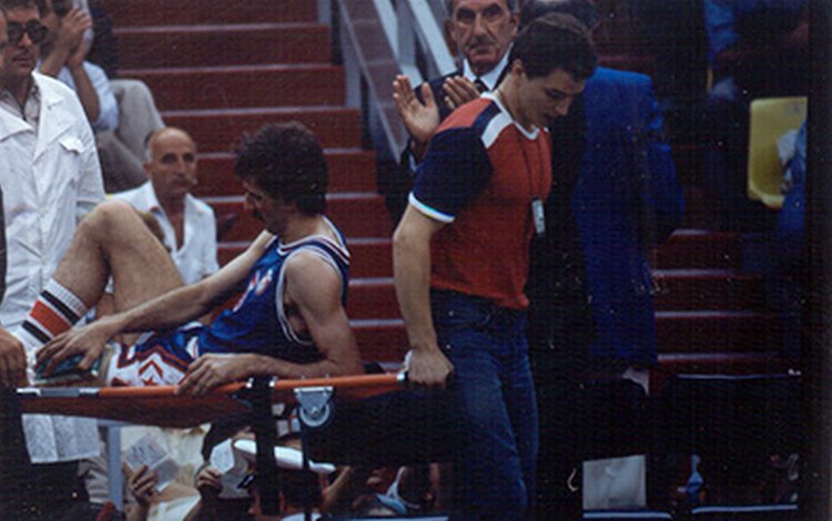 Košarka: Jedino olimpijsko zlato kao kruna „poslednje romantičarske generacije“ Jugoslavije 4 Dragana Kićanovića iznose sa terena u samoj završnici utakmice sa Italijanima u finalu