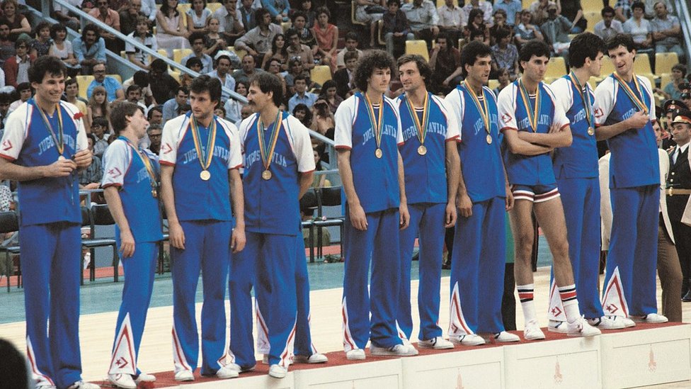 Košarka: Jedino olimpijsko zlato kao kruna „poslednje romantičarske generacije“ Jugoslavije 2 Reprezentativci Jugoslavije na pobedničkom podijumu u Moskvi 1980. godine