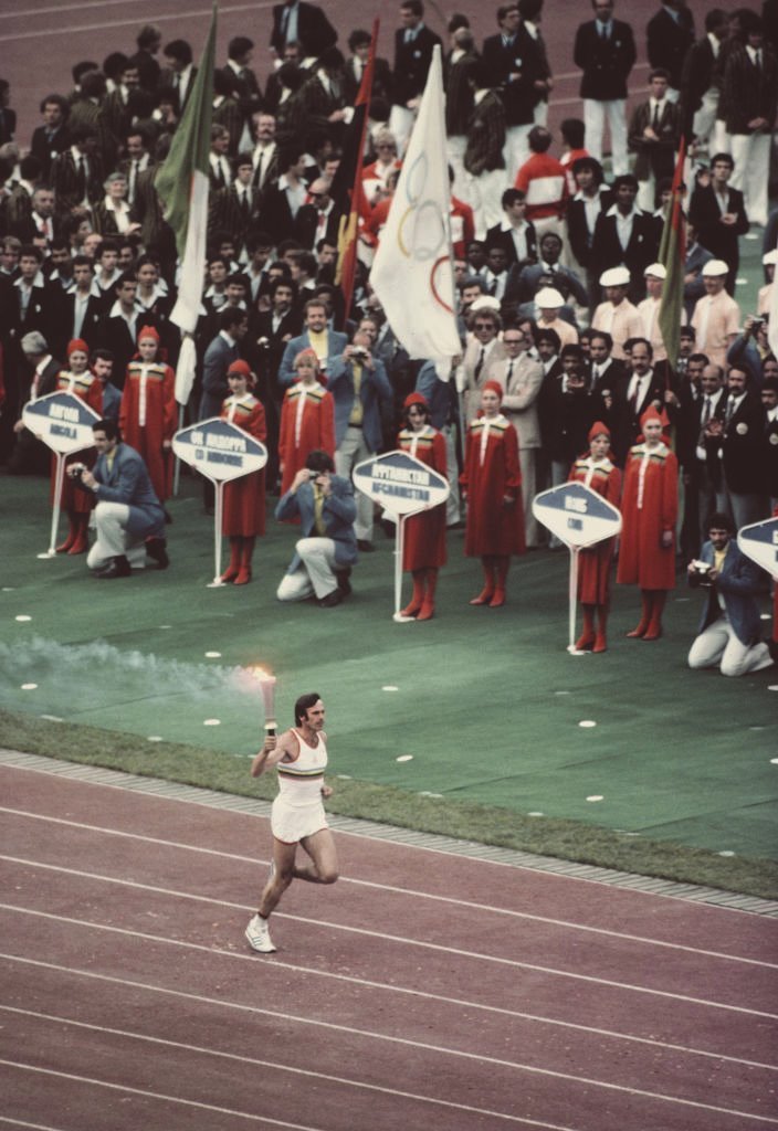 Košarka: Jedino olimpijsko zlato kao kruna „poslednje romantičarske generacije“ Jugoslavije 6 Sergej Belov sa olimpijskom bakljom tokom ceremonije otvaranja Igara u Moskvi 1980.