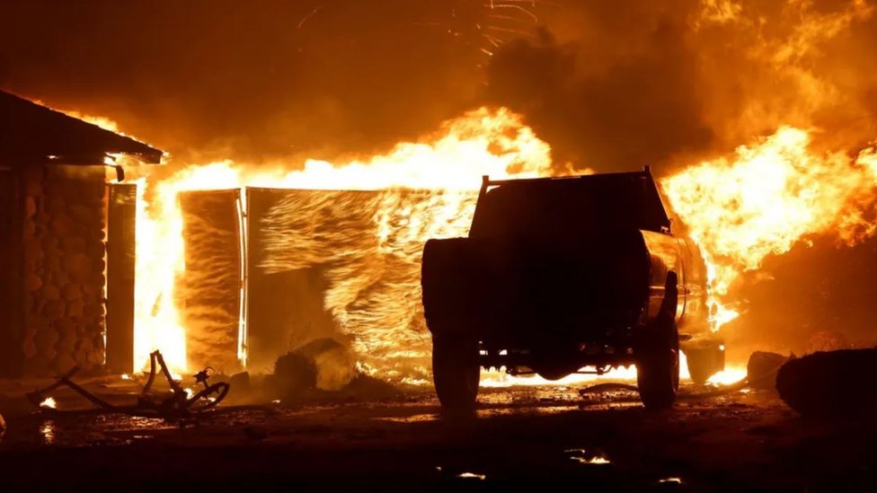Amerika i klimatske promene: Požari u Kaliforniji šire se munjevito, hiljade vatrogasaca na terenu 4 Zapaljen automobil u mestu Ćiko