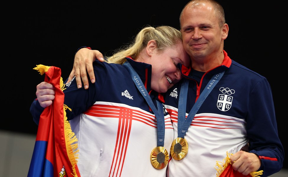 Olimpijske igre u Parizu 2024: Zašto je streljaštvo „srpsko čudo", koje je donelo već 15 olimpijskih medalja 1 Damir Mikec i Zorana Arunović na pobedničkom postolju u francuskom Šateruu