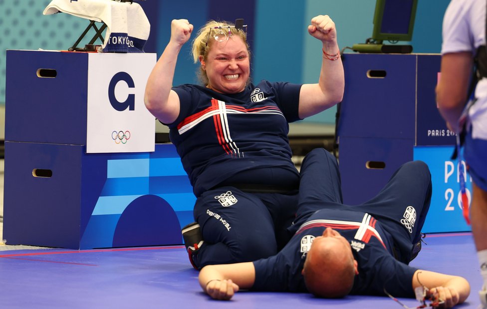 Olimpijske igre u Parizu 2024: Zašto je streljaštvo „srpsko čudo", koje je donelo već 15 olimpijskih medalja 3 Zorana Arunović i Damir Mikec proslavljaju zlatnu medalju