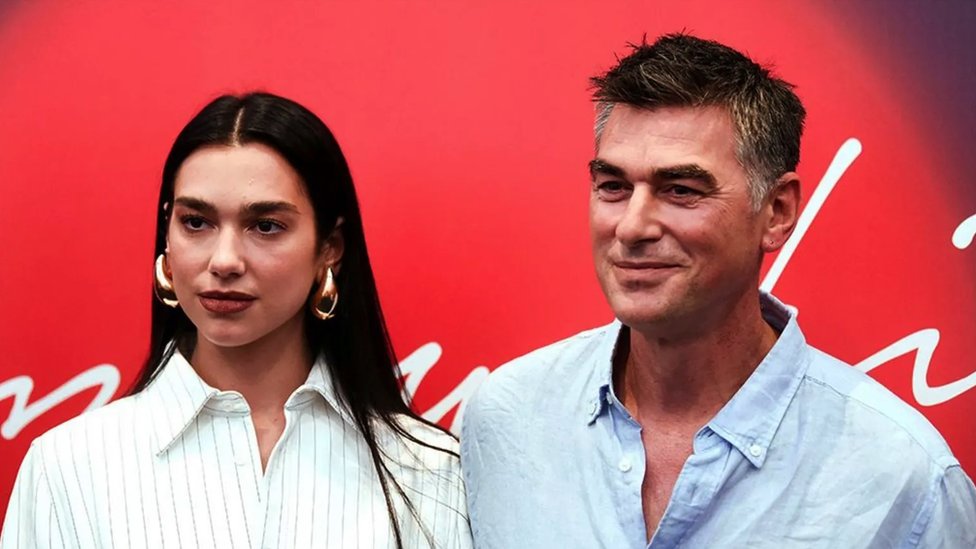 Muzika: Festival Due Lipe nastoji da promeni sliku o Kosovu 2 Uz pomoć drugih članova porodice, Dua Lipa i njen tata Dukađin žele da pošalju pozitivnu sliku Kosova