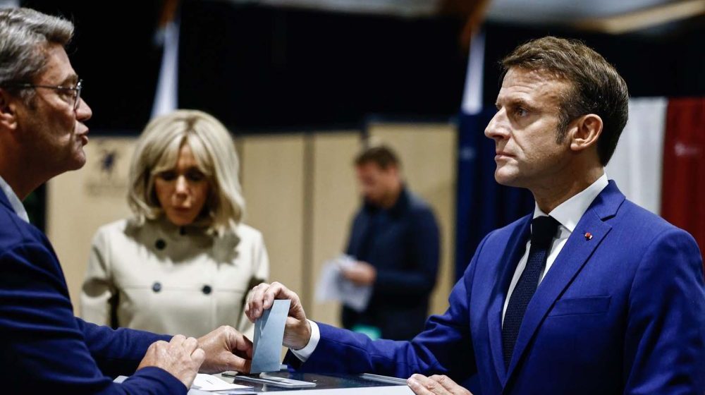 Makron progovorio o neugodnom trenutku sa suprugom Brižit koji je video ceo svet 1