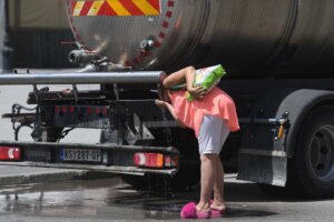 Preduzeće Beogradski vodovod i kanalizacija saopštilo je danas da je 18 cisterni sa pijaćom vodom raspoređeno u beogradskim opštinama Palilula, Grocka, Čukarica, Zemun, Rakovica, Zvezdara i Voždovac.