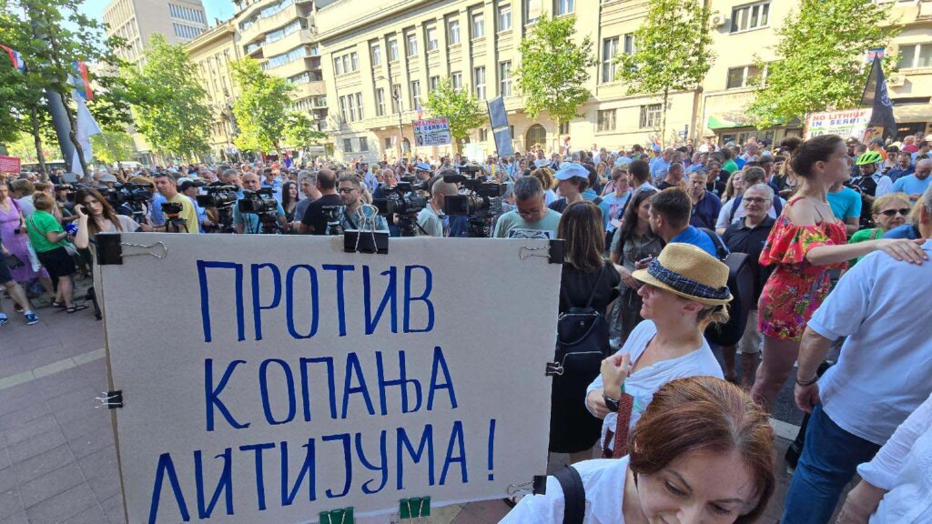 (VIDEO/FOTO) Protest ispred Ustavnog suda zbog projekta "Jadar": Predsednik suda odbio da primi aktiviste, poručili mu da za njih Ustavni sud više ne postoji 3