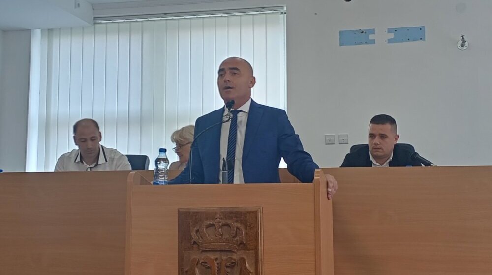 Branislav Šušnica nakon višemesečnih protesta na kojima se tražila njegova smena, treći put na čelu Bačke Palanke: Reizbor pratila burna rasprava vlasti i opozicije 1