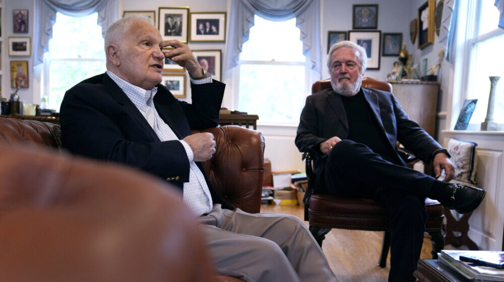 Dvojica osamdesetogodišnjaka novinara isprobala ChatGPT i zatim ga tužila da zaštite pisanu reč 1