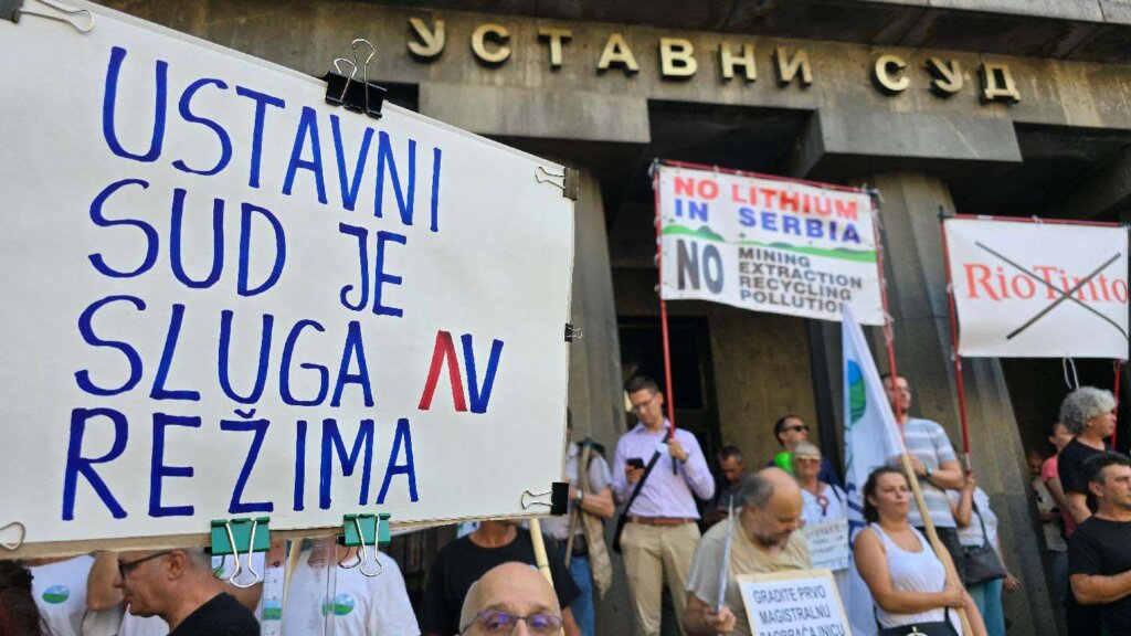 (VIDEO/FOTO) Protest ispred Ustavnog suda zbog projekta "Jadar": Predsednik suda odbio da primi aktiviste, poručili mu da za njih Ustavni sud više ne postoji 2