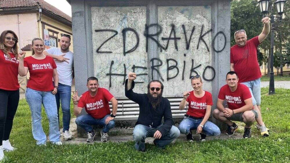 Zavet ćutanja u Baču: Odbornici SNS-a ne žele da kažu ko je ukrao kameru opozicione grupe "Moj Bač", policija se pravi da se ništa nije dogodilo 2 Zavet ćutanja u Baču: Odbornici SNS-a ne žele da kažu ko je ukrao kameru opozicione grupe "Moj Bač", policija se pravi da se ništa nije dogodilo 2