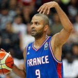 Svečano povučen dres Tonija Parkera 1