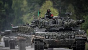 Aleksandar Vučić, predsednik Srbije, ocenio je da su dva vojna saveza sklopljena i uperena protiv Srbije, da toga treba biti svestan i da zbog toga ne treba paničiti. Vučić je, gostujući na TV Pink, saveze Hrvatske, Albanije i Kosova i vojni savez Hrvatske i Slovenije koji se najavljuje, uporedio sa onim koji su se sklapali uoči Balkanskih ratova početkom 20. veka, ukazujući da nije slučajno ni što se prvi zove Trojni.