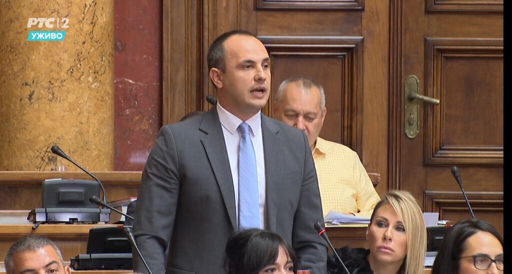 Poslanik opozicije: Ograde u kampu nisu zbog napada nego zbog bekstva 2 Poslanik opozicije: Ograde u kampu nisu zbog napada nego zbog bekstva 2