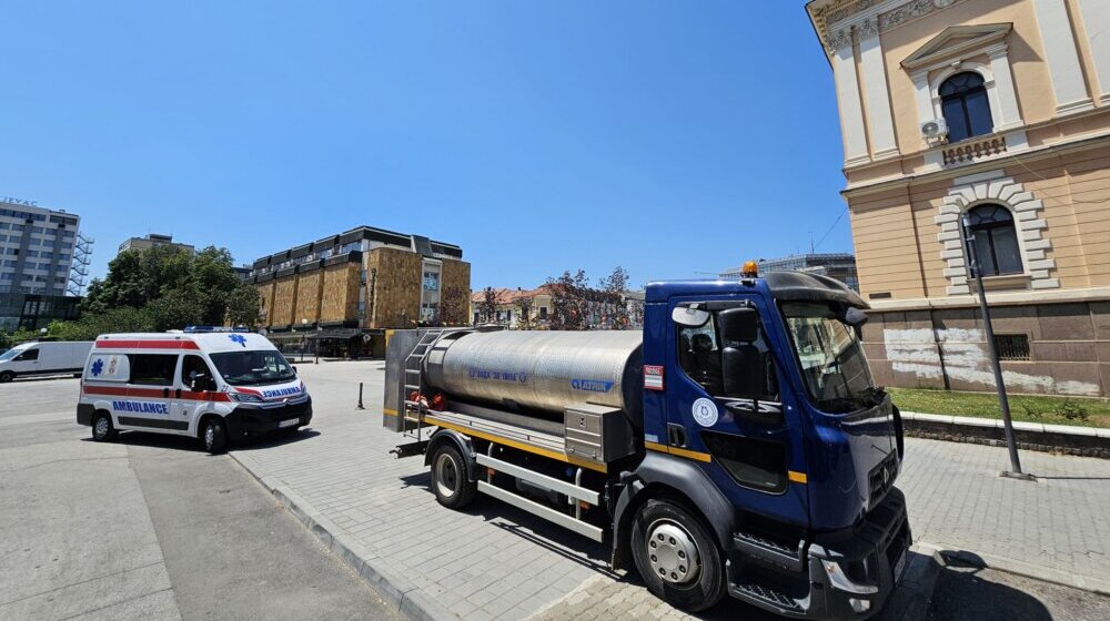 Zbog tropskih vrućina cisterna sa vodom i punkt Hitne pomoći na Trgu Radomira Putnika u Kragujevcu 1