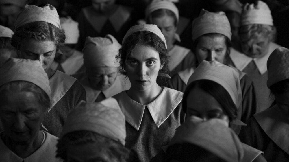 palić devojka sa iglom