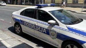 Ministarstvo unutrašnjih poslova (MUP) Srbije saopštilo je danas da su u Nišu uhapšene tri osobe koje su osumnjičene da su zloupotrebama u postupku javne nabavke oštetilie budžet Grada Bora za više od 16,6 miliona dinara.