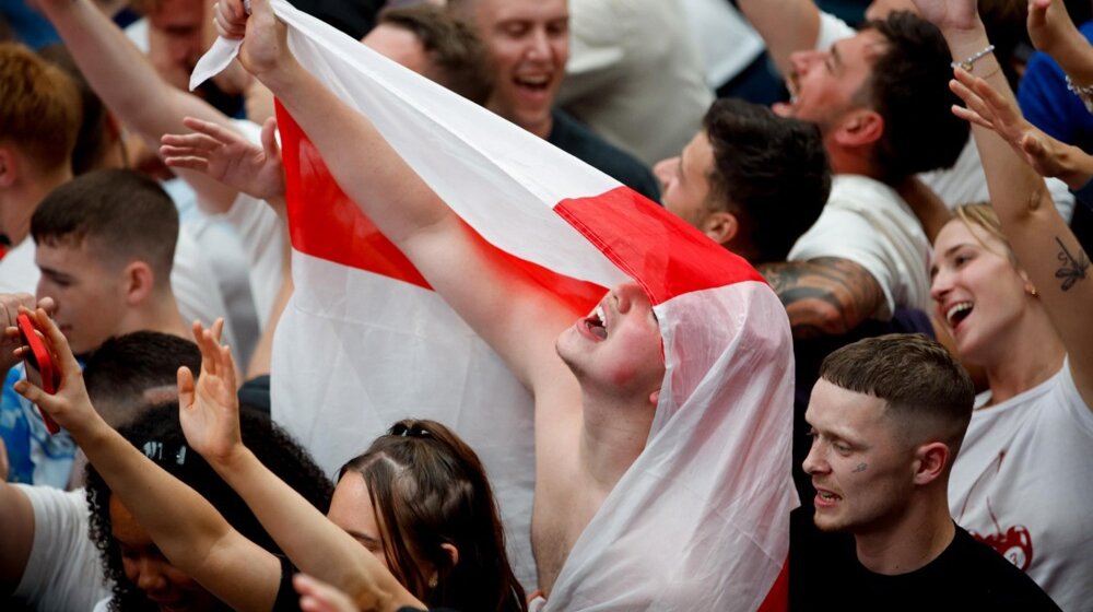 Engleski navijači napravili žurku u Dizeldorfu, pevaju pesme o bombardovanju nemačke u Drugom svetskom ratu (VIDEO) 1