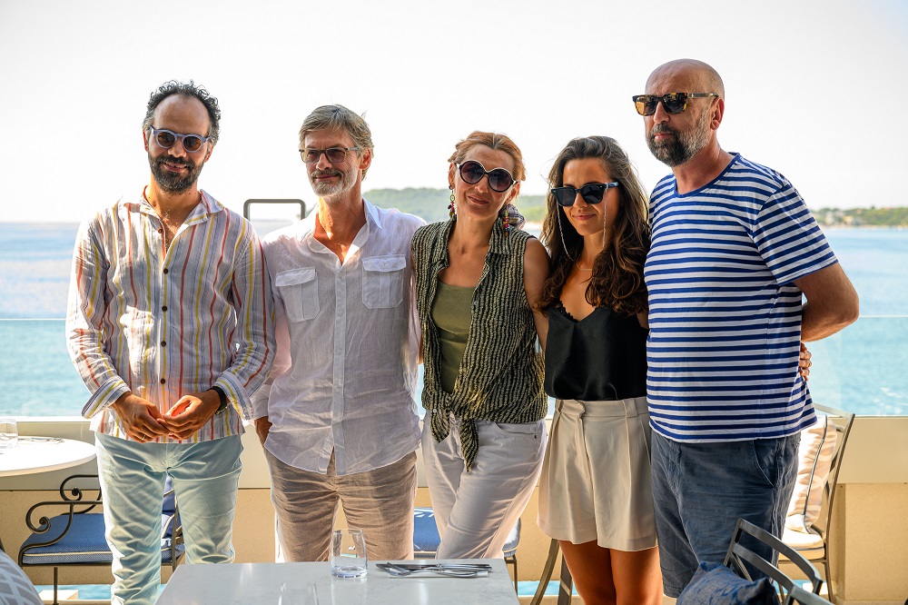 Poznata imena članova žirija koji su učestvovali u polufinalnom procesu žiriranja za ''52. Međunarodnu nagradu Emmy®'' 2 Poznata imena članova žirija koji su učestvovali u polufinalnom procesu žiriranja za ''52. Međunarodnu nagradu Emmy®'' 2