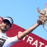 Biciklista kažnjen jer je na sedmoj etapi Tur d’Fransa zastao da poljubi porodicu: Platio zbog "neprikladnog ponašanja i narušavanja imidža sporta" 4