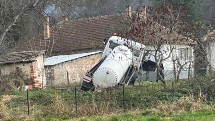 "Predsednik mesne zajednice rekao da se strpim dok prođu izbori i da ne dižem buku": Saši Lukiću dvorište više od pola godine pliva u fekalnim vodama, nadležni ne rešavaju problem 2