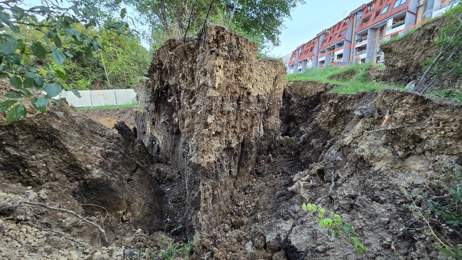 (VIDEO/FOTO) Odron na Voždovcu: Krater se otvorio nedaleko od gradilišta u Darvinovoj ulici 2