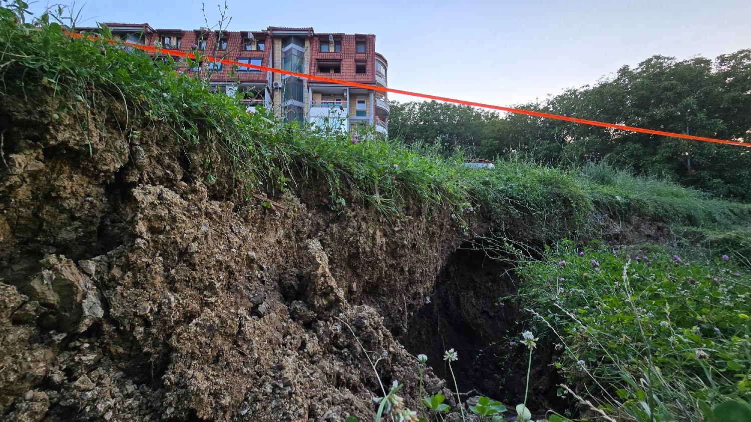 (VIDEO/FOTO) Odron na Voždovcu: Krater se otvorio nedaleko od gradilišta u Darvinovoj ulici 4