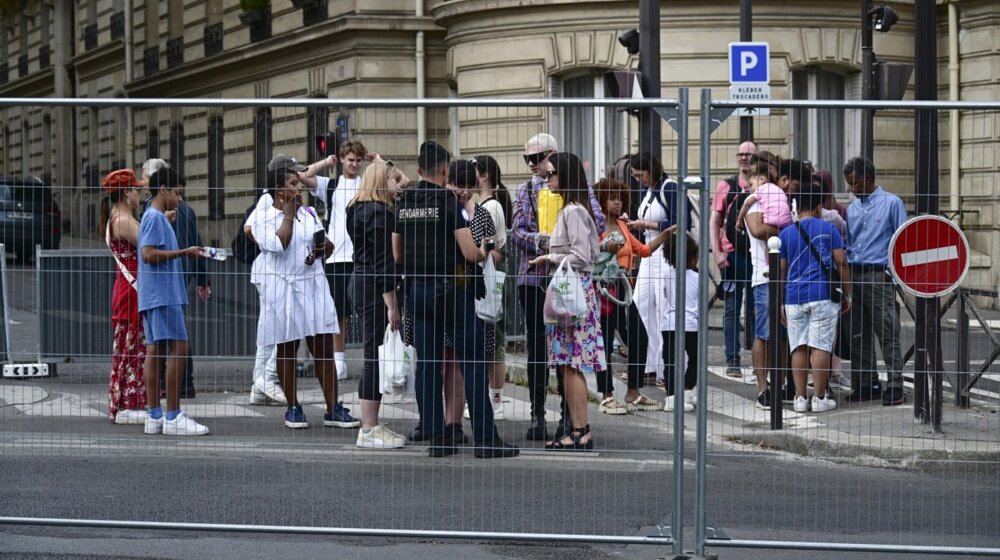 Francuska policija uklonila beskućnike i migrante iz Pariza: Silom potrpani u autobuse pred početak svečanog otvaranja Igara (VIDEO) 1