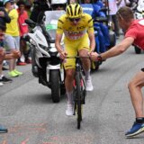 Navijač prosuo čips u lice Tadeja Pogačara, Slovenac mirno nastavio da vozi do pobede (VIDEO) 5