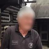 Ko je optuženi instruktor jahanja koji je preminuo u pritvoru? 7