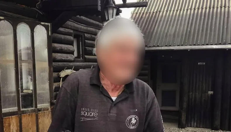 Ko je optuženi instruktor jahanja koji je preminuo u pritvoru? 1