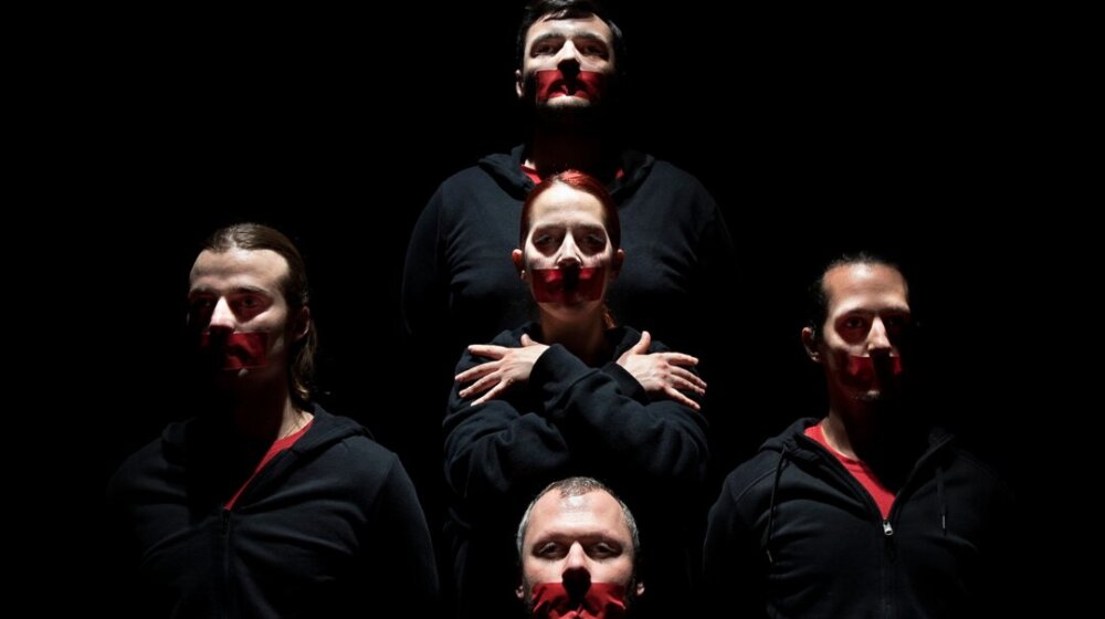 Predstava „Realisti“ kao Top lista nadrealista: Britka parodija savremenog trenutka 1