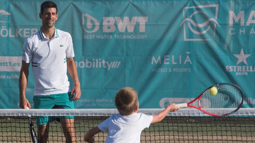 Đokovićev sin polako preuzima deo slave svog oca: Stefan pokazao publici u Vimbldonu kako Novak igra smeč dijagonale (VIDEO) 2