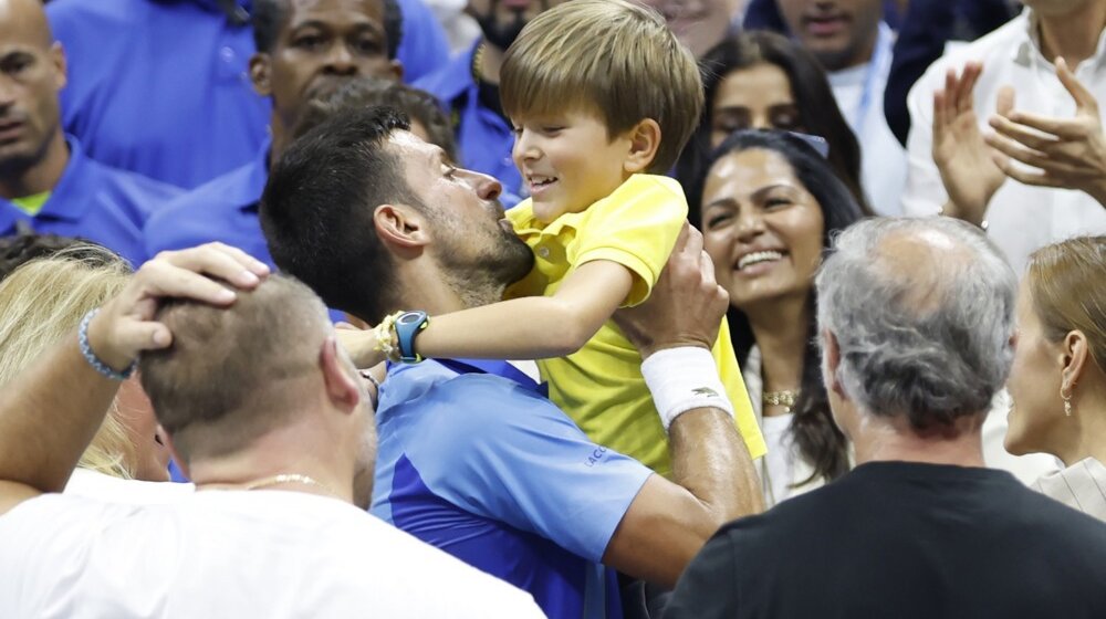 Đokovićev sin polako preuzima deo slave svog oca: Stefan pokazao publici u Vimbldonu kako Novak igra smeč dijagonale (VIDEO) 1