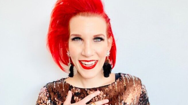 Profesorka Maja: Svetski uspešna sociološkinja koja mrzi izvinjenja i obožava šljokice stiže u Beograd! 1