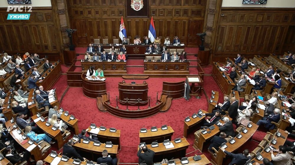 Završena sednica skupštine: Milivojević vlast uporedio sa skakavcima, raspravljalo se o litijumu i povećanju pretplate za RTS 1