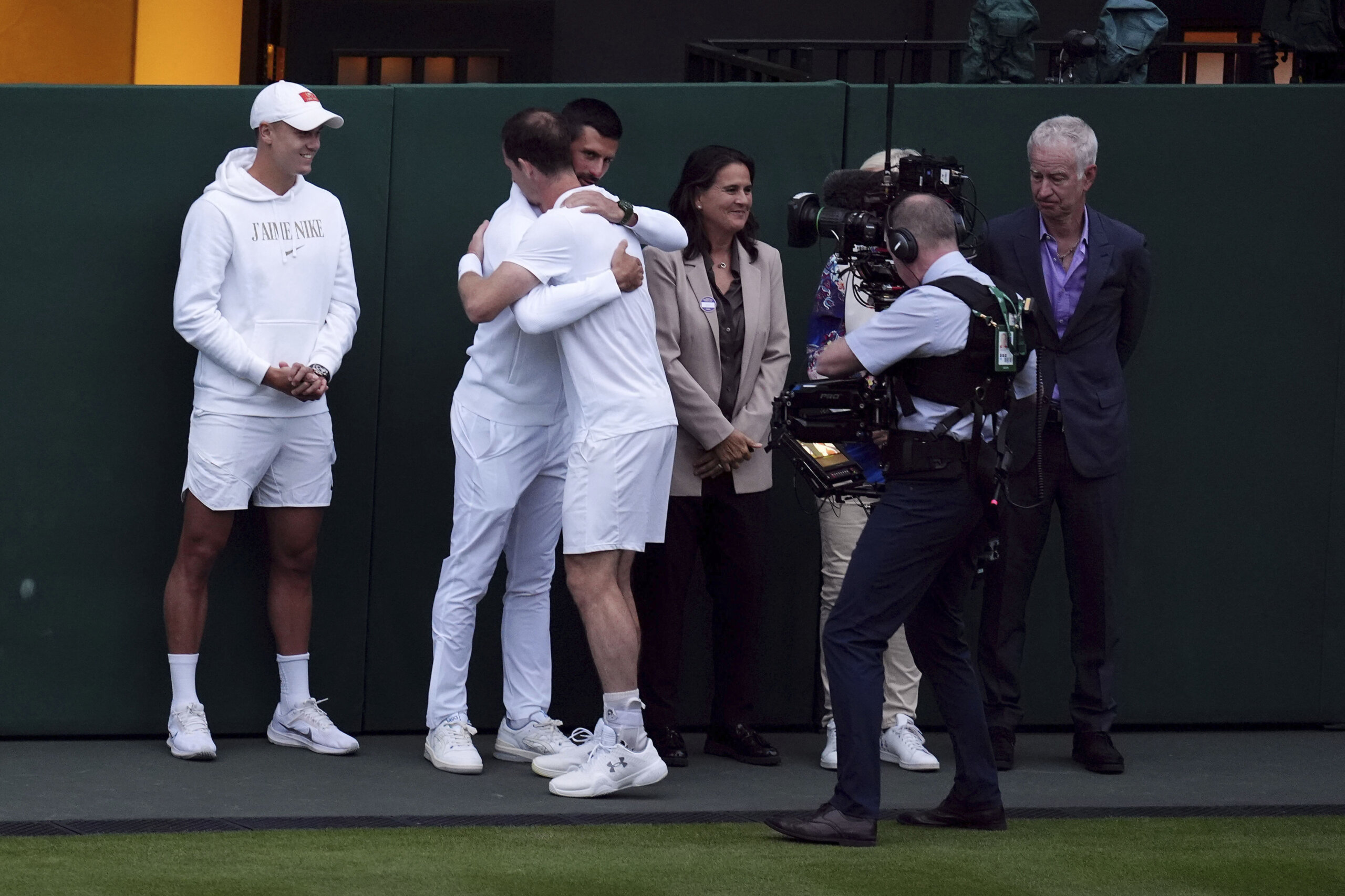 Suza u oku Endija Mareja koji se oprašta od Vimbldona: Ovacije Centralnog korta i zagrljaj Novaka Đokovića sa britanskim šampionom (VIDEO) 3