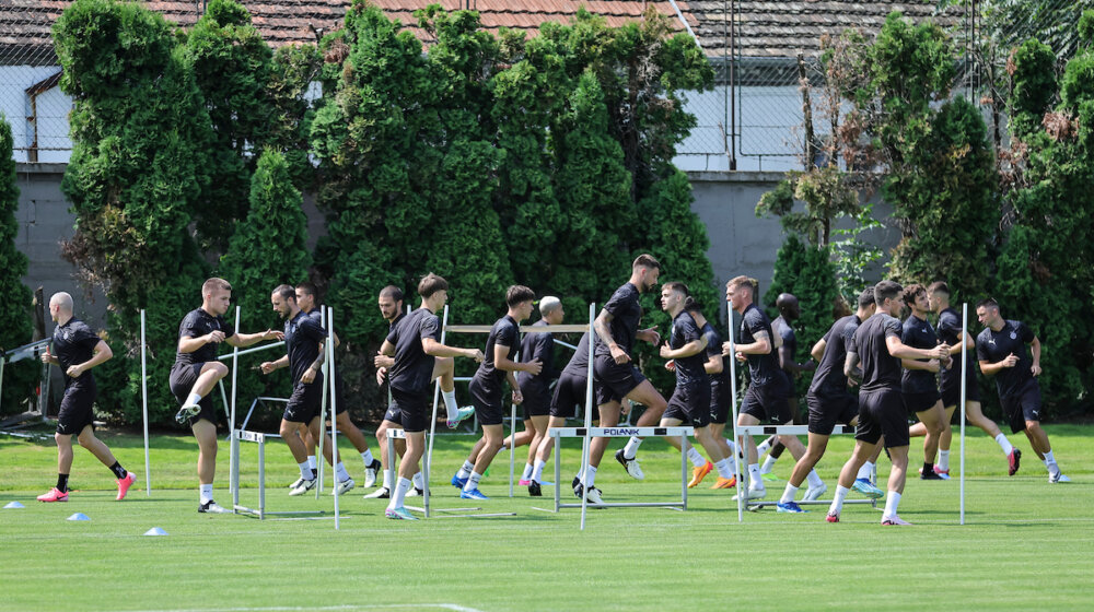Na marginama Bratskog kupa u Moskvi: Igrači Partizana i OFK Beograda mogu na izložbu mazde Lava Jašina 1