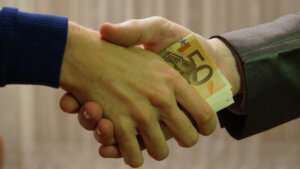 Malo radi, malo kradi, skini kapu svakoj vladi 2